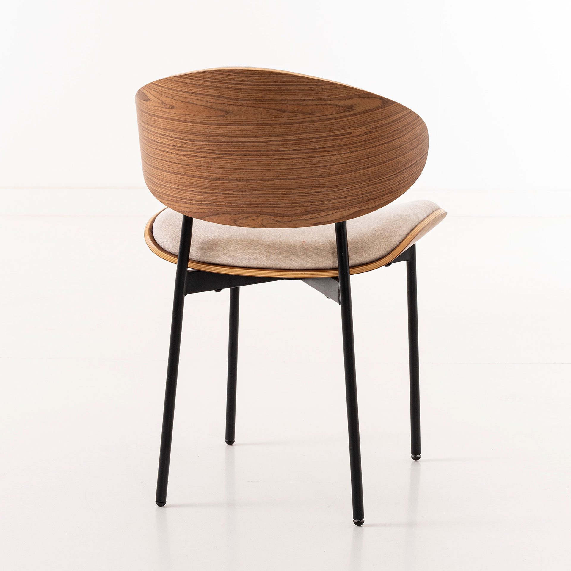 Cadeira Lena. Assento em chapa de nogueira curvada, estofada em bege. 75×50×55 cm - Image 2