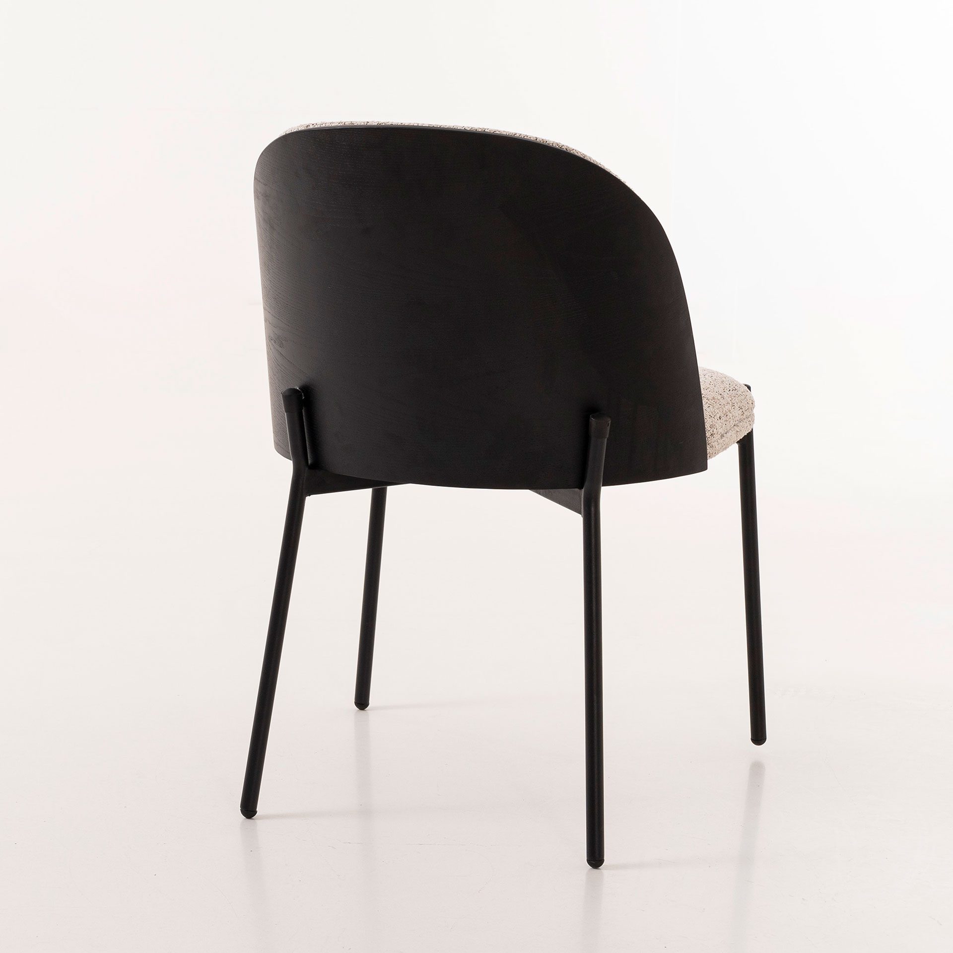 Cadeira Ingrid. Assento em chapa preta curvada, estofada em cinzento jaspeado. 80×51×59 cm - Image 2