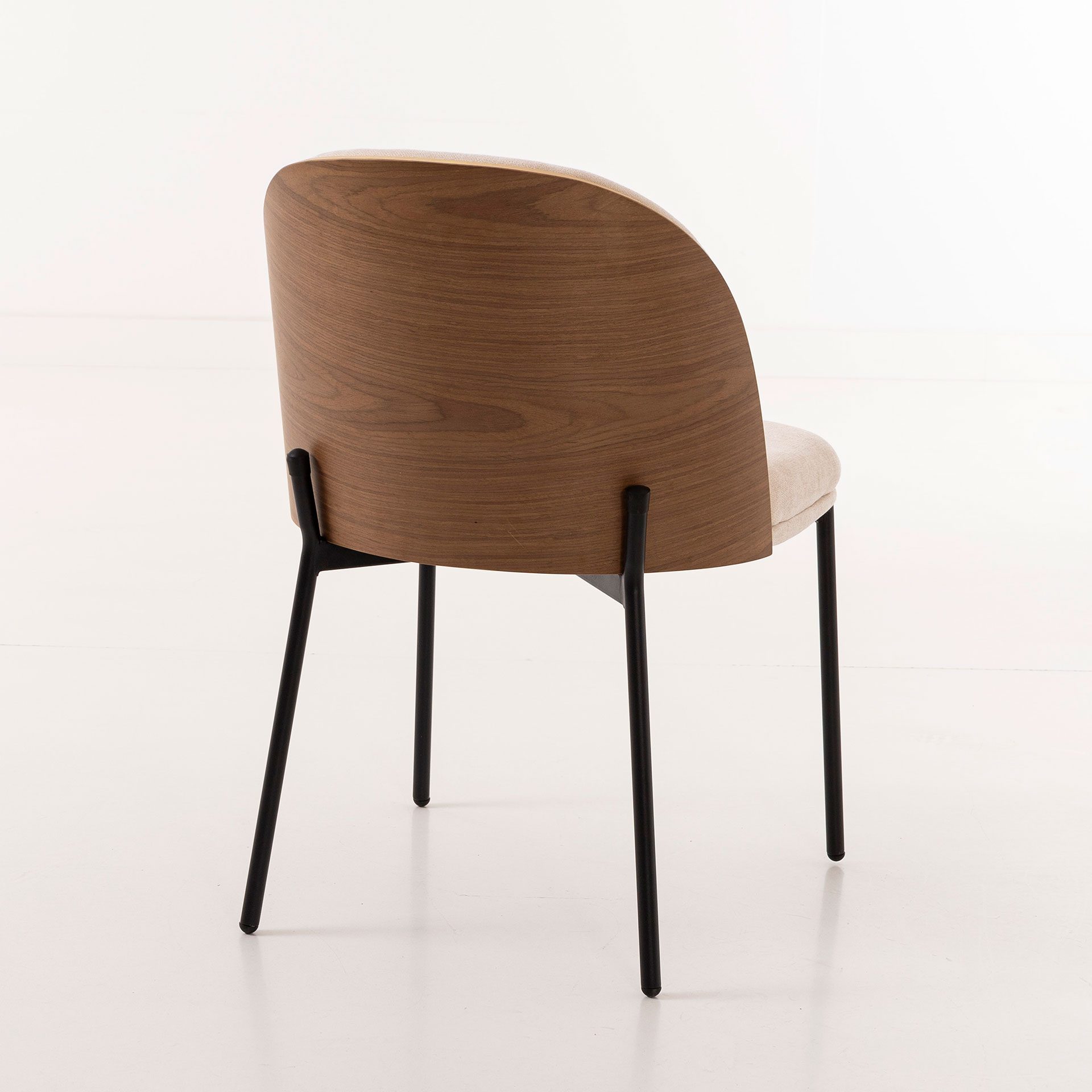 Cadeira Ingrid. Assento em chapa de nogueira curvada, estofada em bege. 80×51×59 cm - Image 2