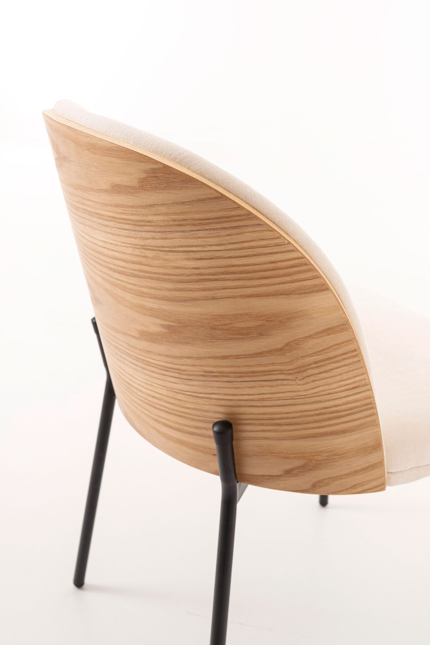 Cadeira Ingrid. Assento em chapa de carvalho curvada, estofada em bege. 80×51×59 cm - Image 2