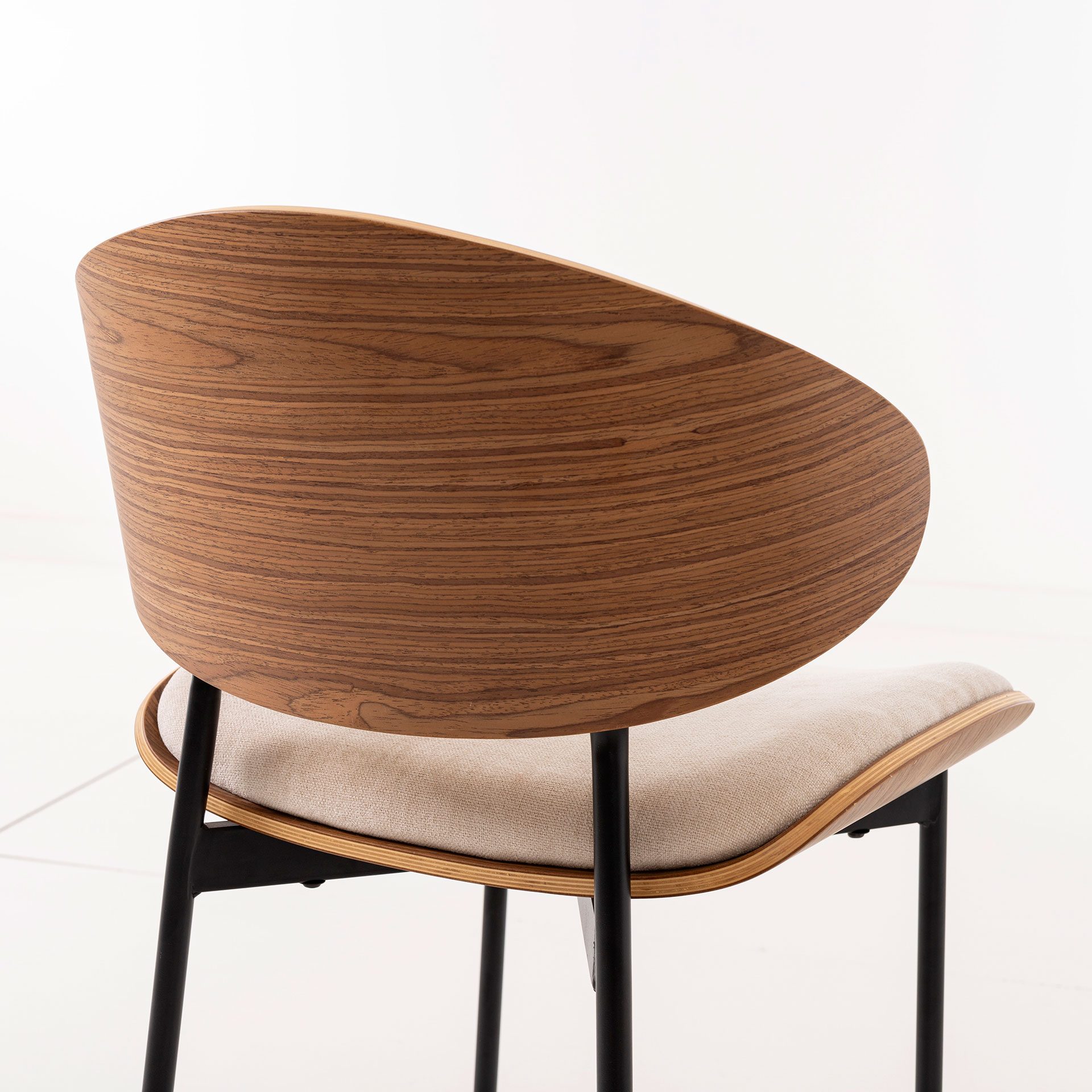 Cadeira Lena. Assento em chapa de nogueira curvada, estofada em bege. 75×50×55 cm - Image 3