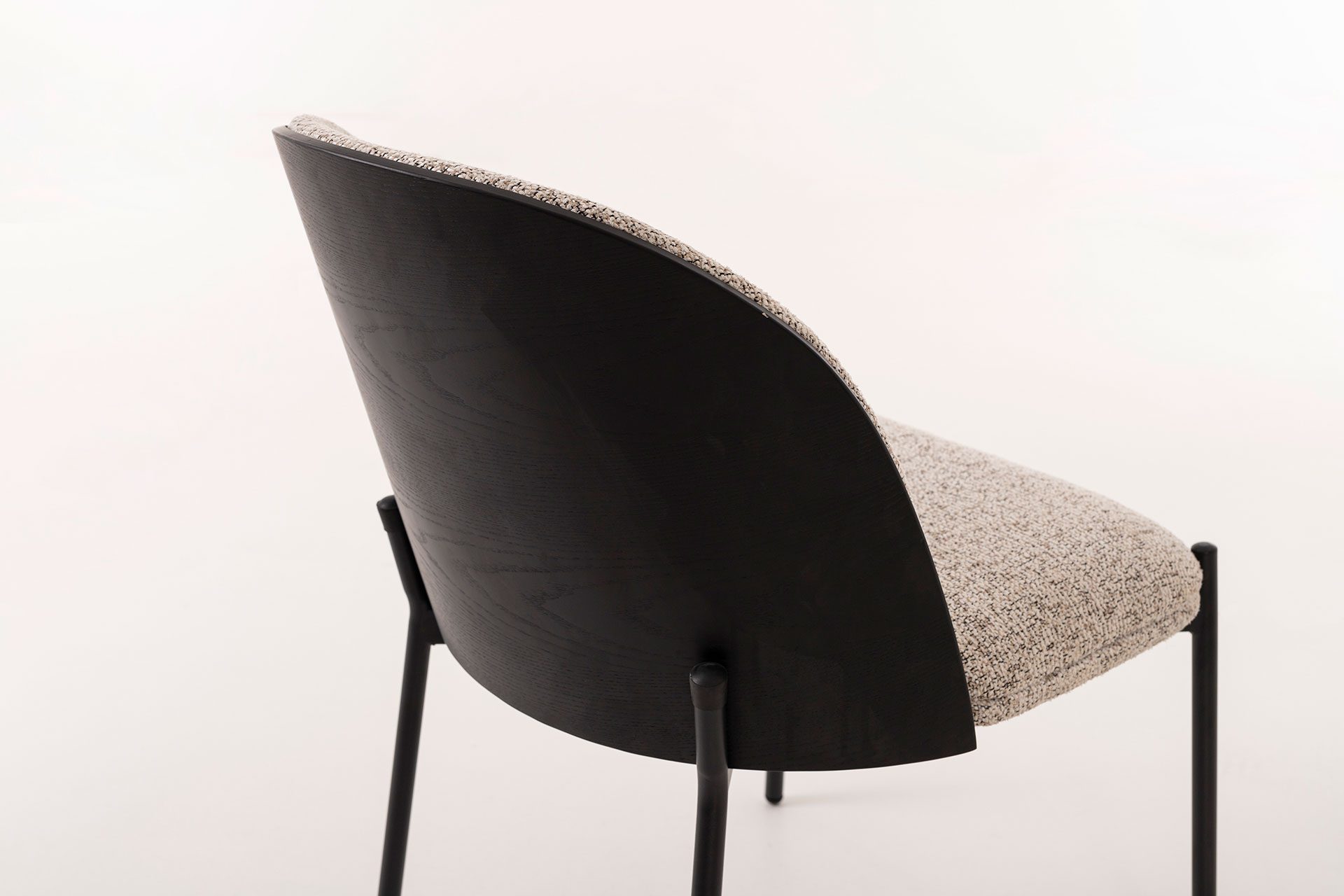 Cadeira Ingrid. Assento em chapa preta curvada, estofada em cinzento jaspeado. 80×51×59 cm - Image 3