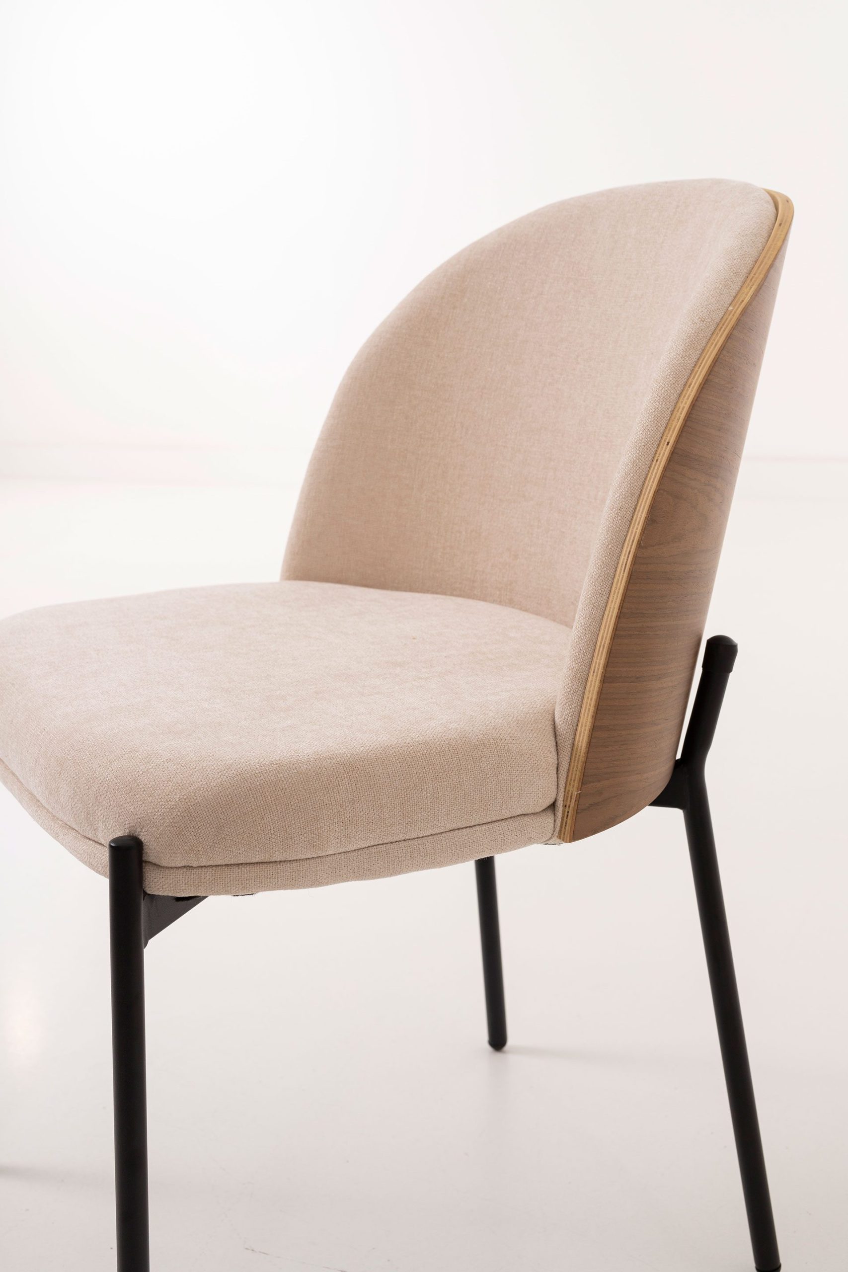 Cadeira Ingrid. Assento em chapa de nogueira curvada, estofada em bege. 80×51×59 cm - Image 3