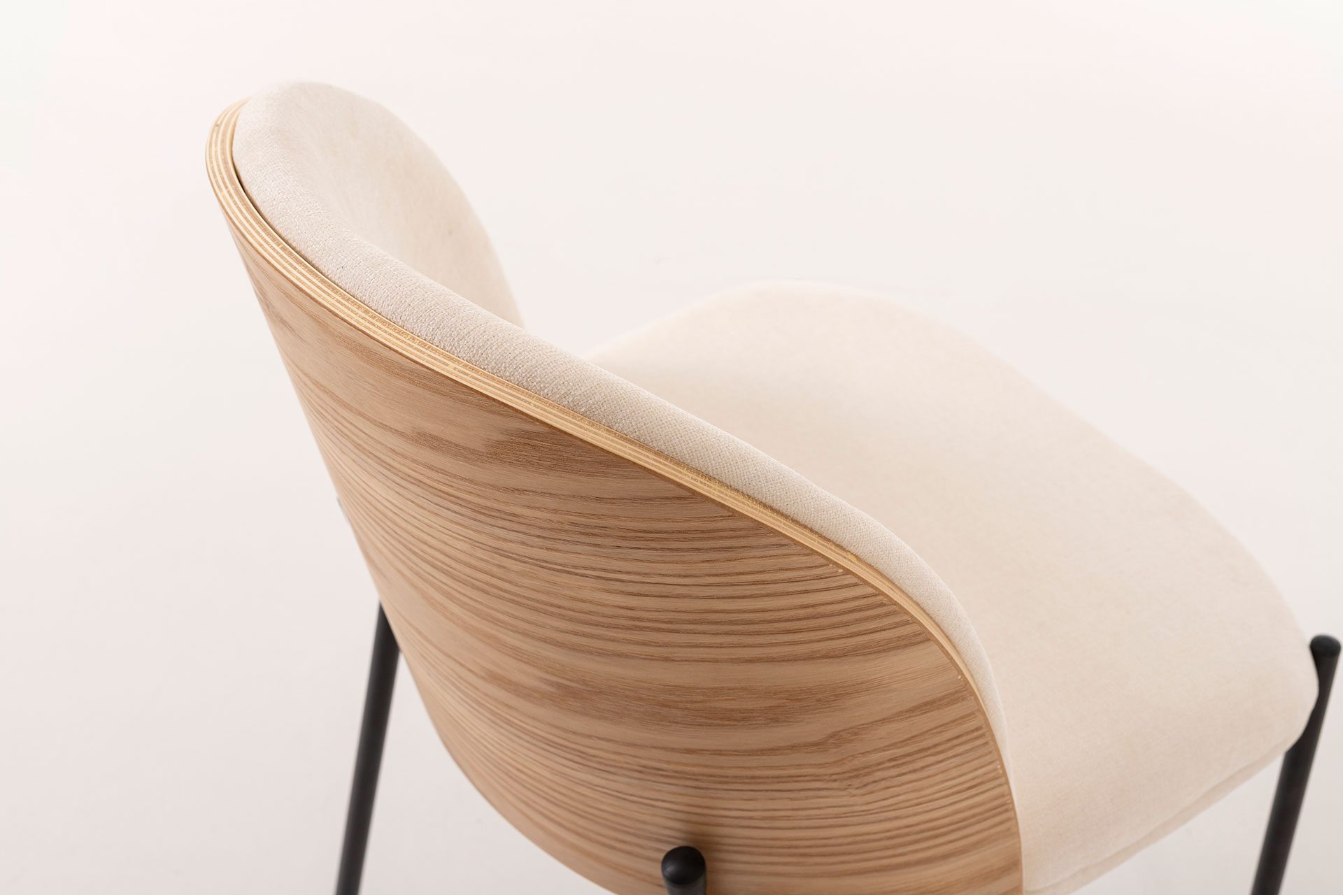 Cadeira Ingrid. Assento em chapa de carvalho curvada, estofada em bege. 80×51×59 cm - Image 3