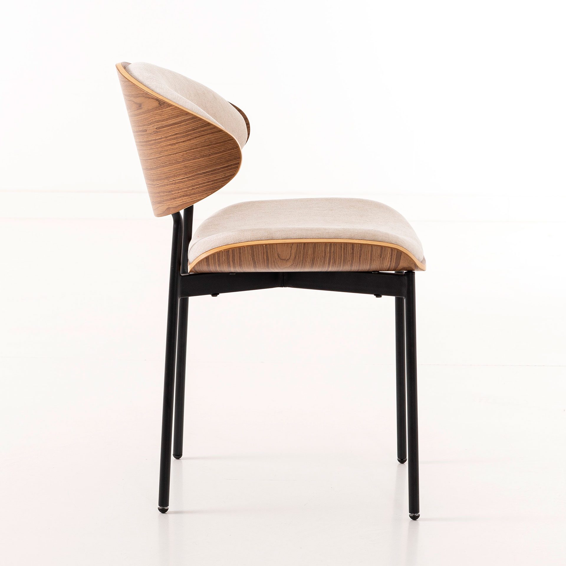 Cadeira Lena. Assento em chapa de nogueira curvada, estofada em bege. 75×50×55 cm - Image 8