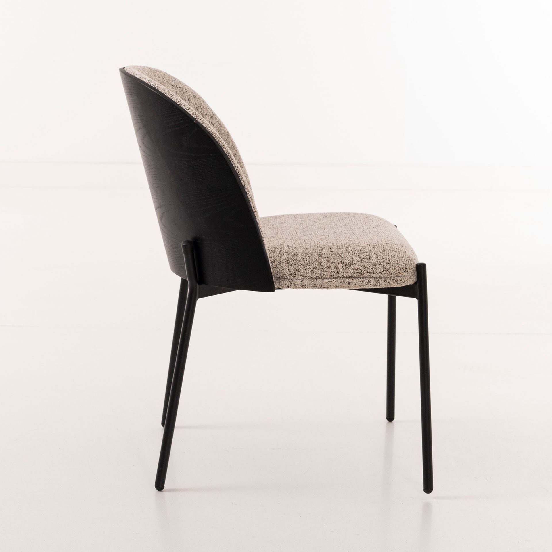 Cadeira Ingrid. Assento em chapa preta curvada, estofada em cinzento jaspeado. 80×51×59 cm - Image 7