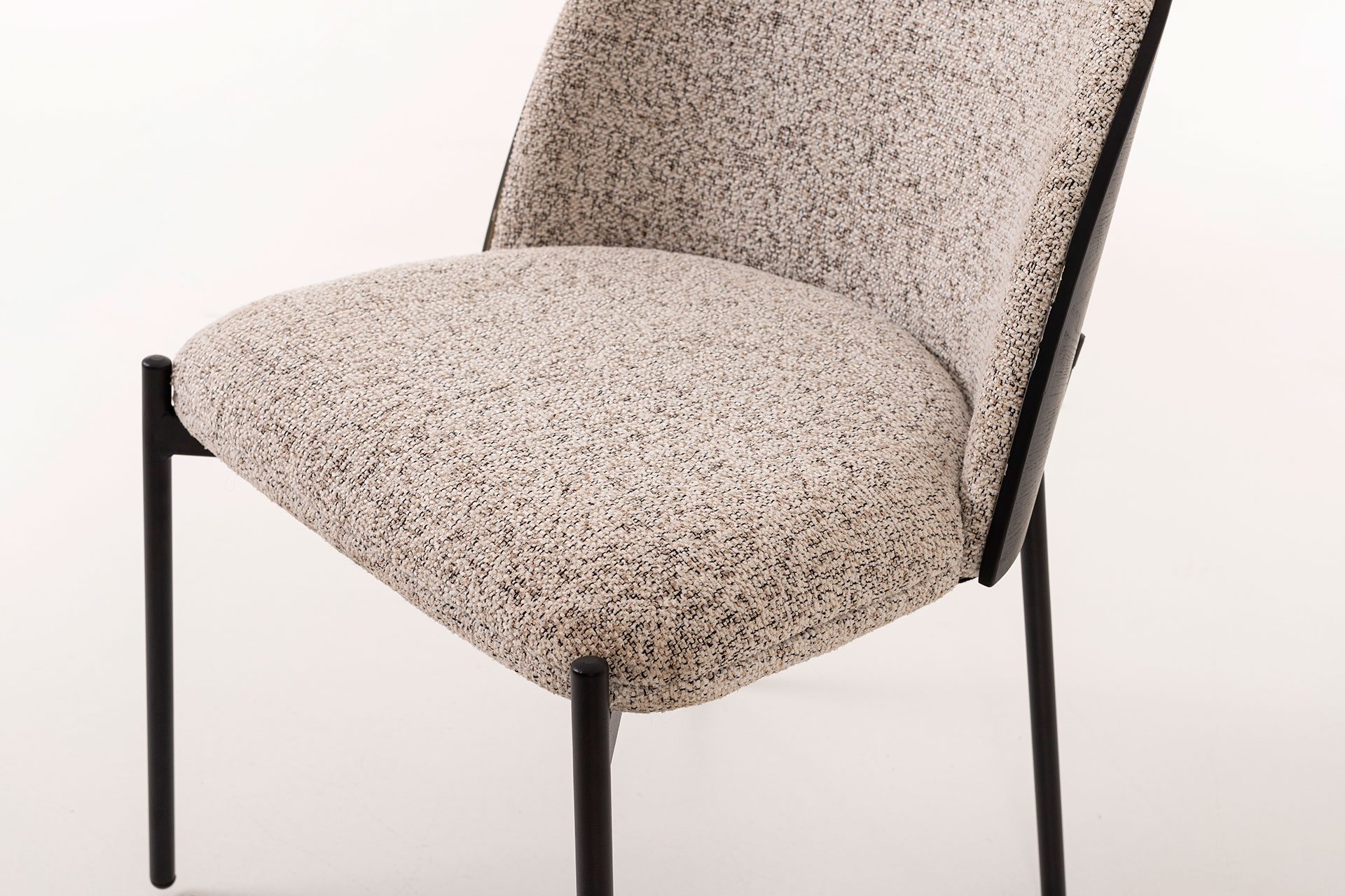 Cadeira Ingrid. Assento em chapa preta curvada, estofada em cinzento jaspeado. 80×51×59 cm - Image 4