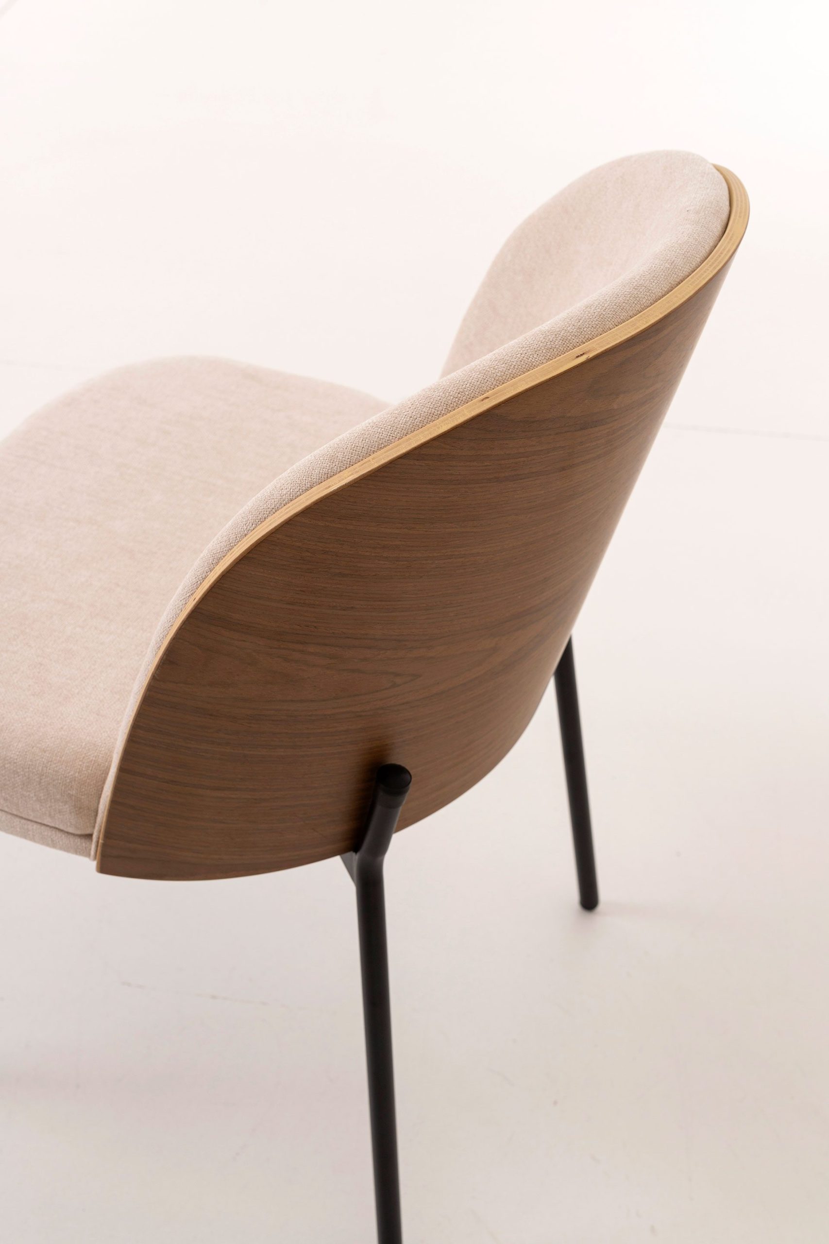 Cadeira Ingrid. Assento em chapa de nogueira curvada, estofada em bege. 80×51×59 cm - Image 4