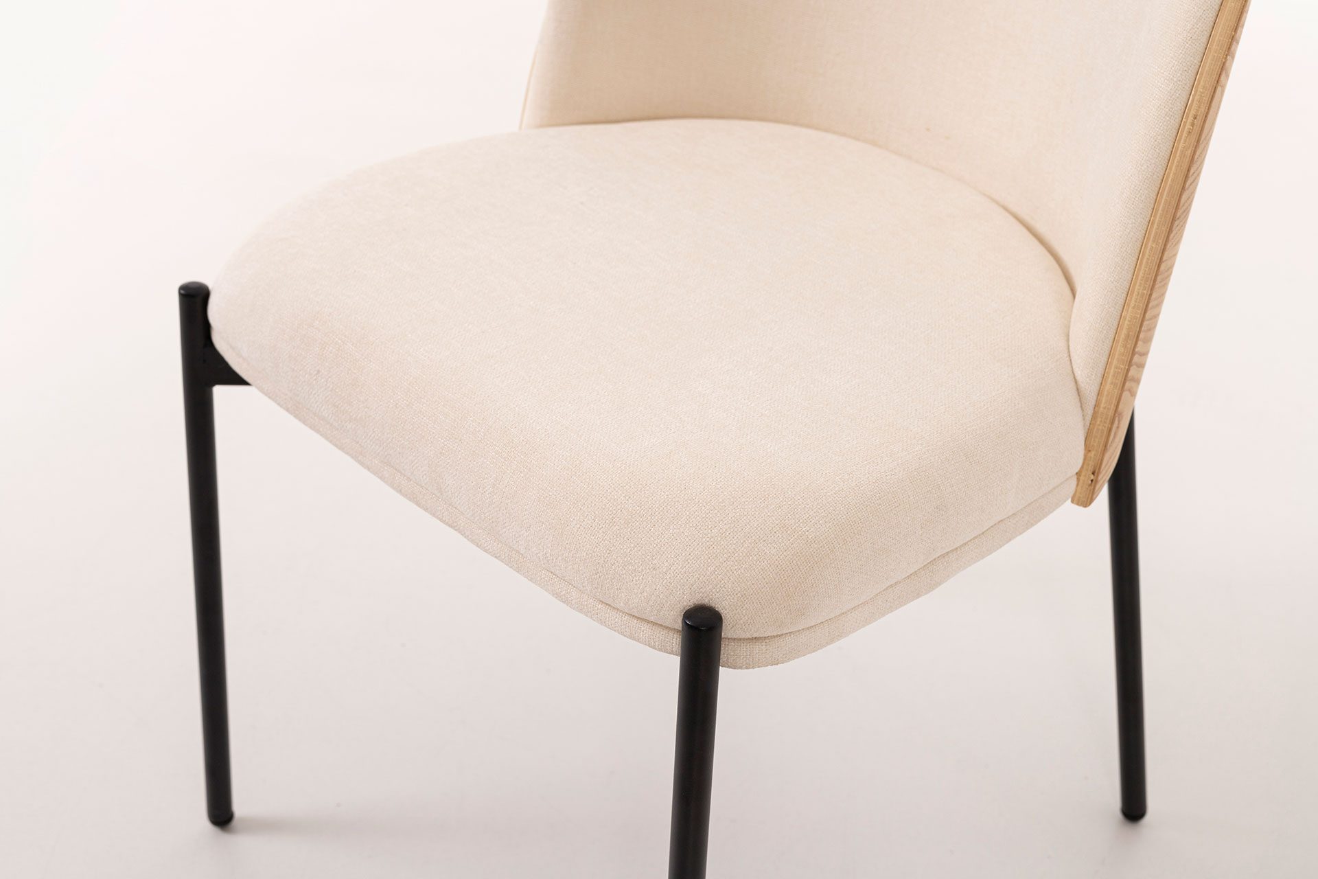 Cadeira Ingrid. Assento em chapa de carvalho curvada, estofada em bege. 80×51×59 cm - Image 4