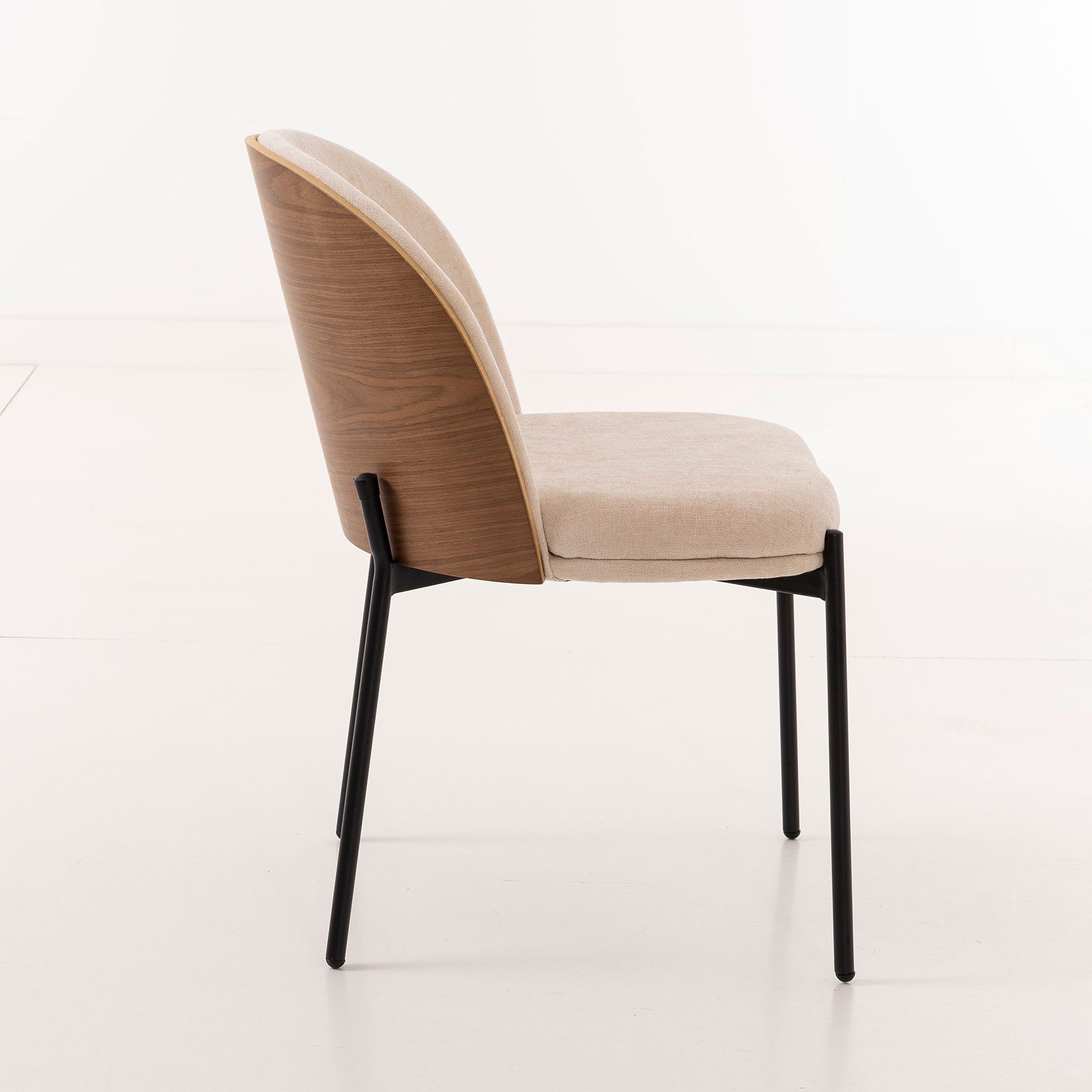 Cadeira Ingrid. Assento em chapa de nogueira curvada, estofada em bege. 80×51×59 cm - Image 6