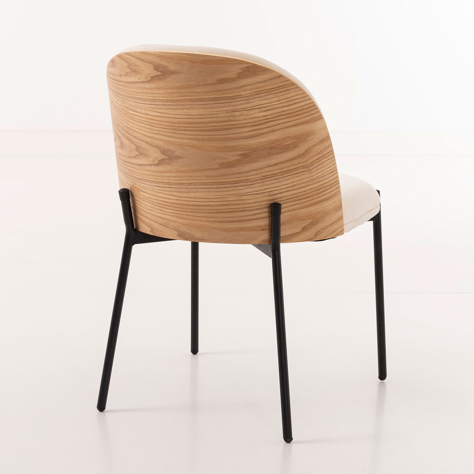 Cadeira Ingrid. Assento em chapa de carvalho curvada, estofada em bege. 80×51×59 cm - Image 9
