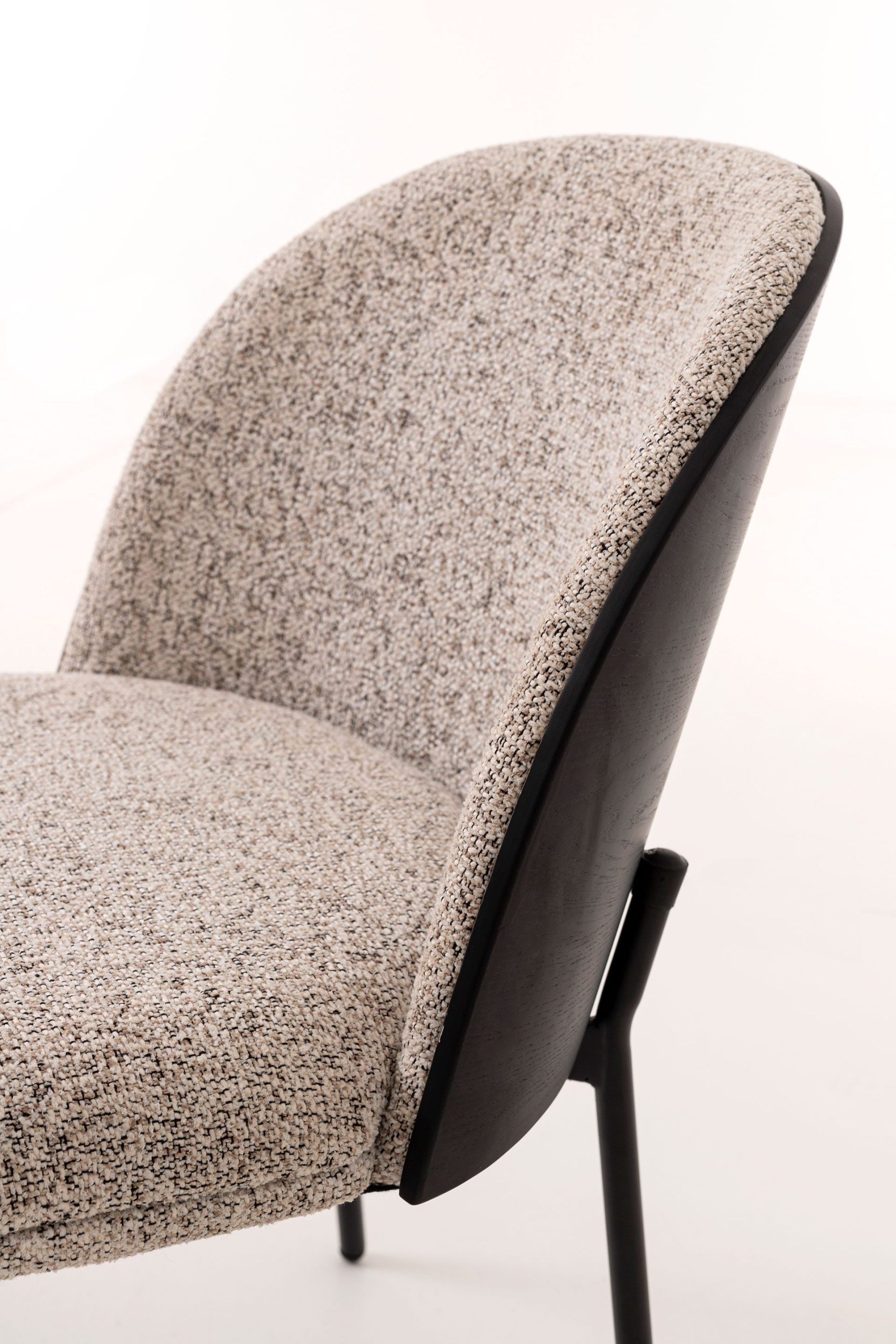 Cadeira Ingrid. Assento em chapa preta curvada, estofada em cinzento jaspeado. 80×51×59 cm - Image 5
