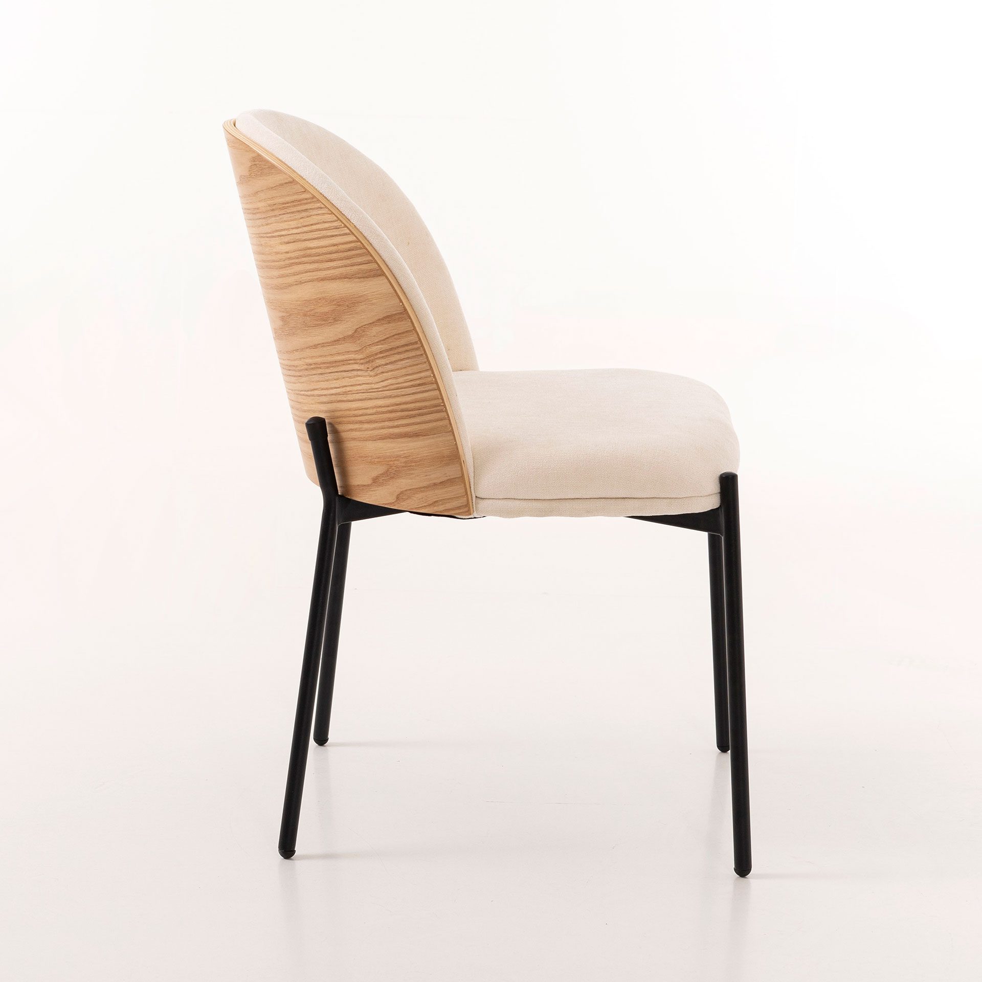 Cadeira Ingrid. Assento em chapa de carvalho curvada, estofada em bege. 80×51×59 cm - Image 5