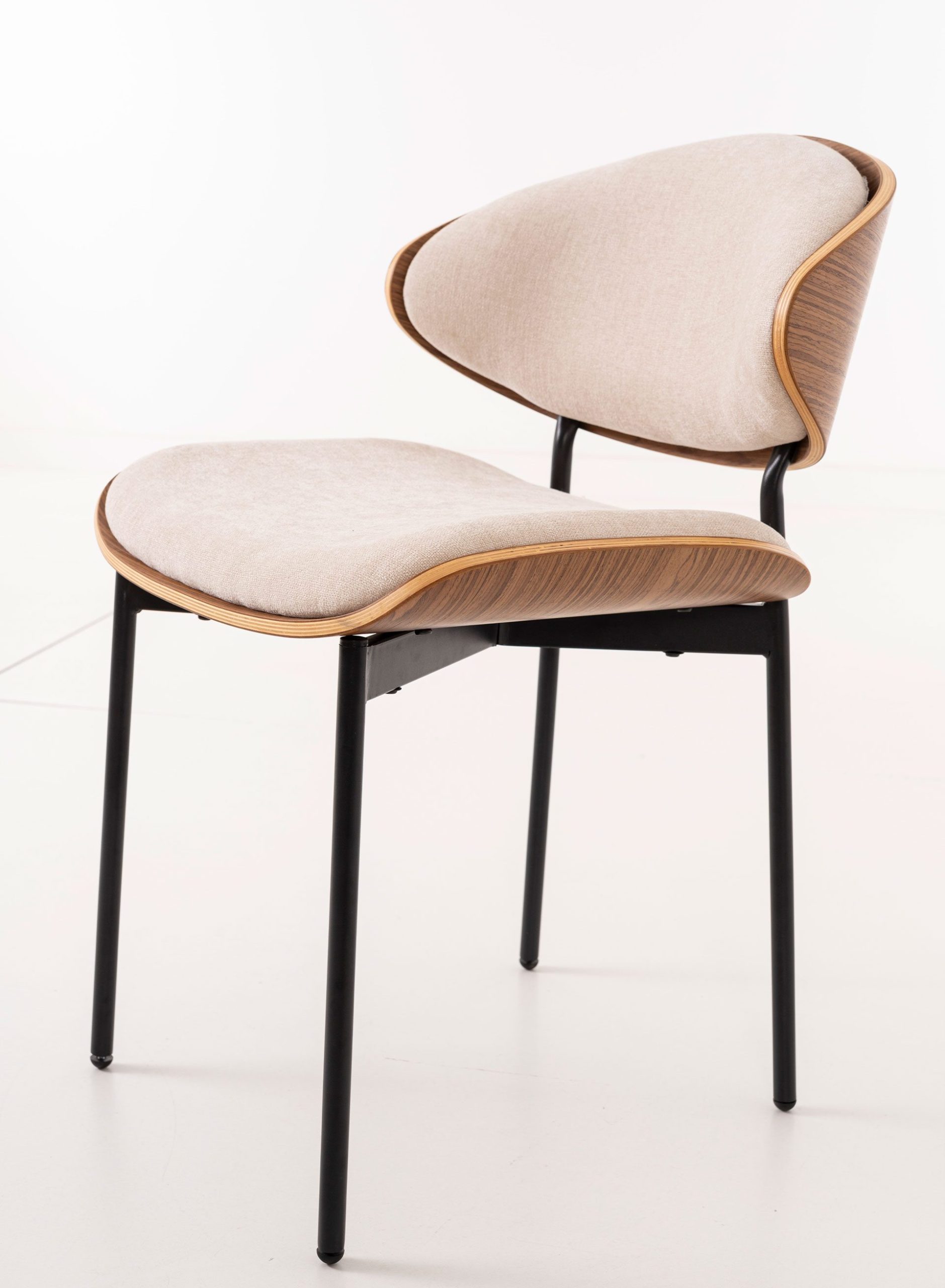 Cadeira Lena. Assento em chapa de nogueira curvada, estofada em bege. 75×50×55 cm - Image 6