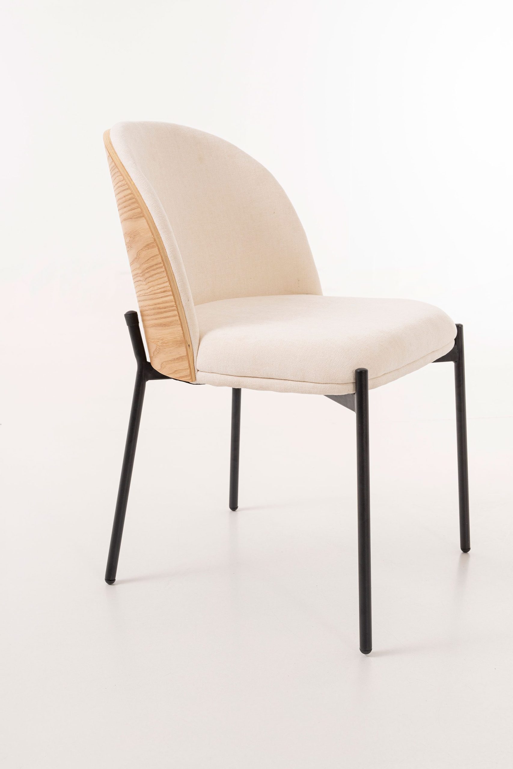 Cadeira Ingrid. Assento em chapa de carvalho curvada, estofada em bege. 80×51×59 cm - Image 6