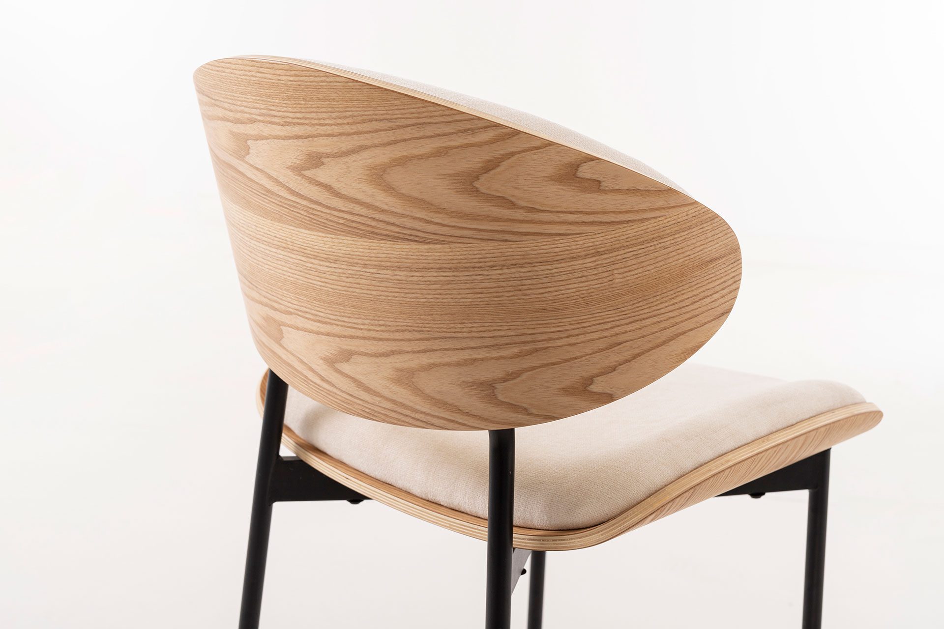 Cadeira Lena. Assento em chapa de carvalho curvada, estofada em bege. 75×50×55 cm - Image 8
