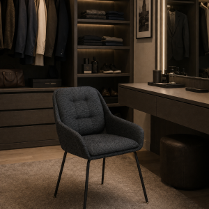 Cadeira Belmont. Estofada em cinzento. 83×60×61 cm