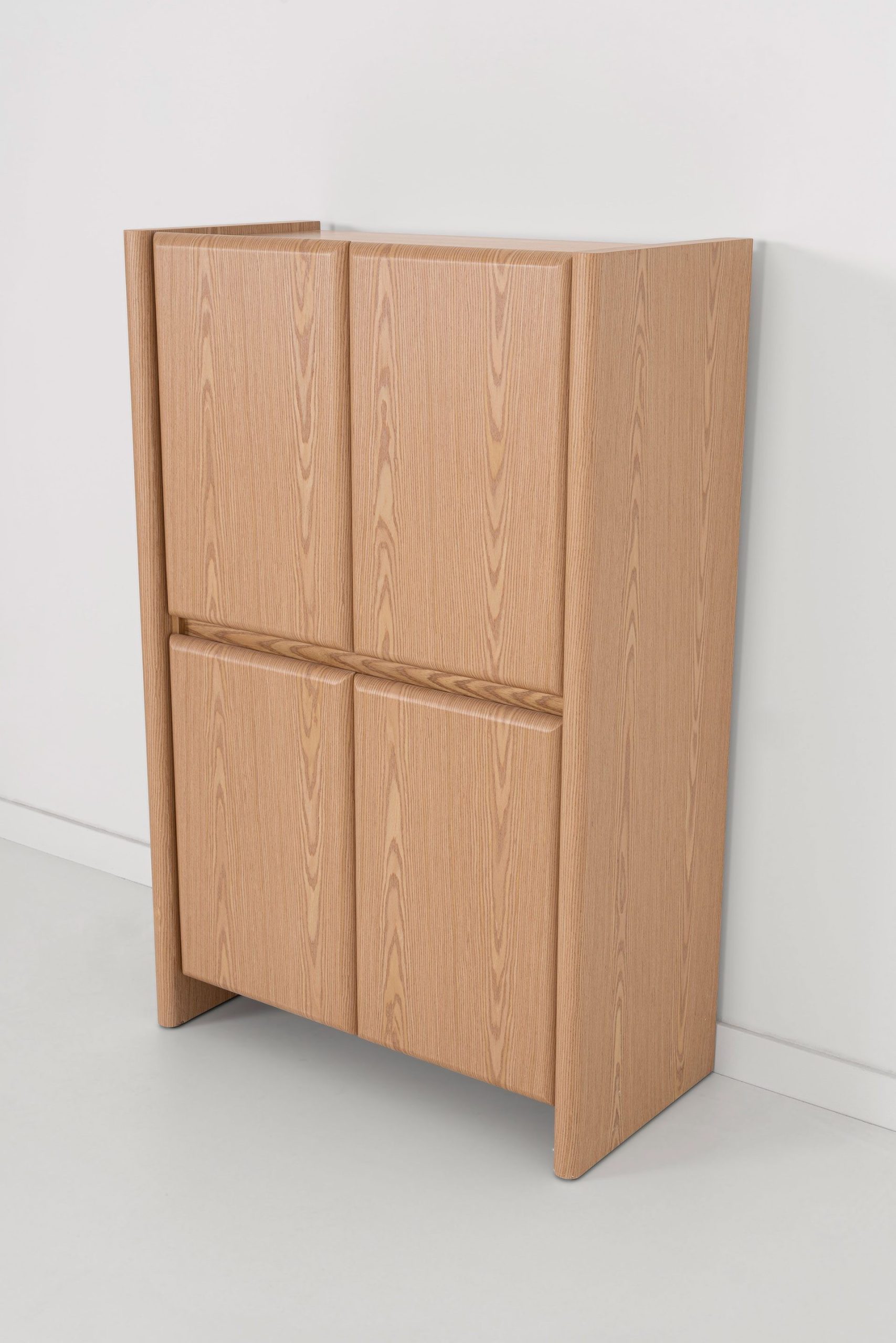 Aparador Gio alto com 4 portas, folheado a carvalho, 90 × 45 × 140 cm - Image 4