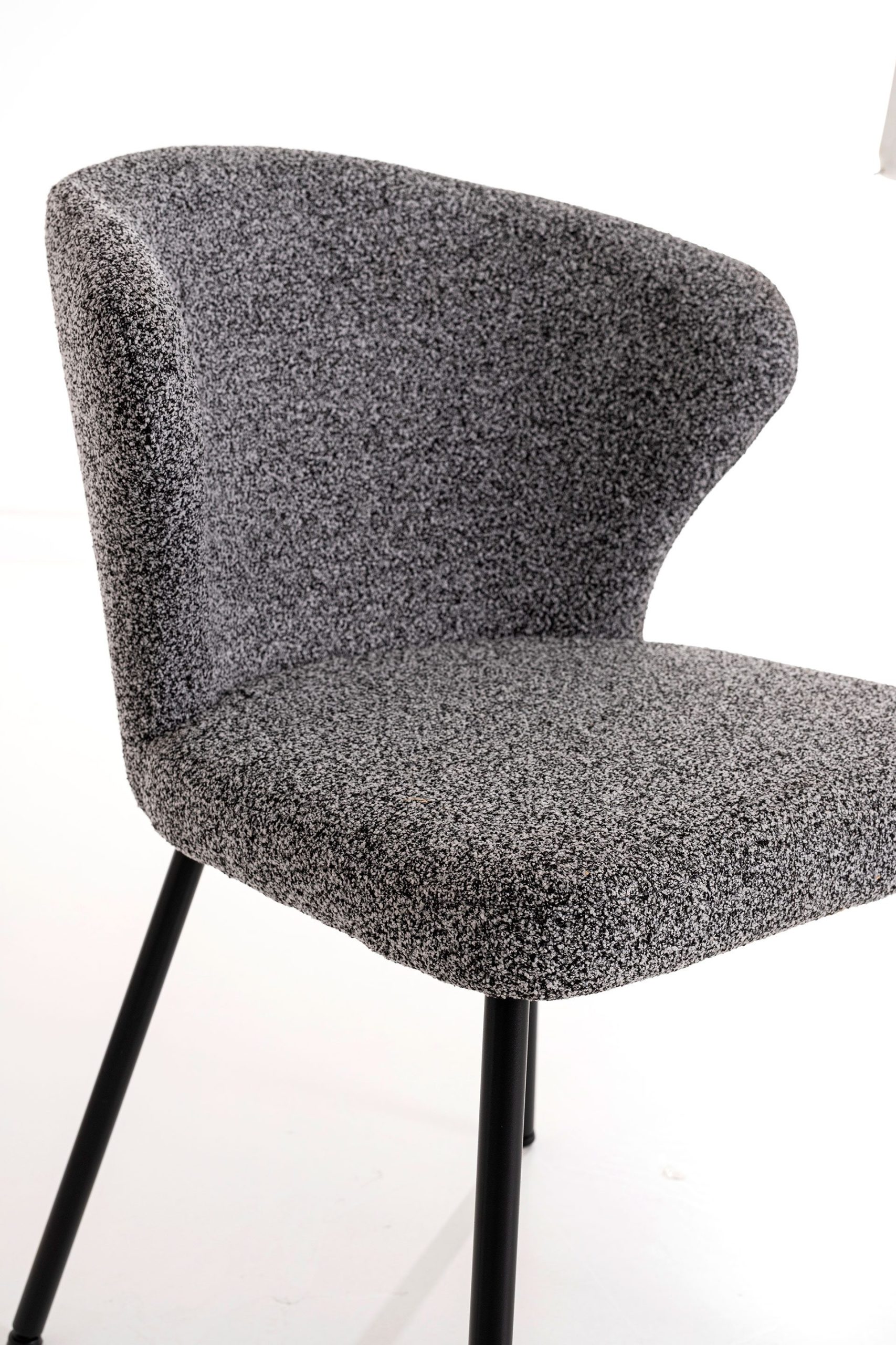 Cadeira Vega. Estofada em cinzento anti-manchas, pernas metálicas pretas. 82×50.5×60 cm - Image 3