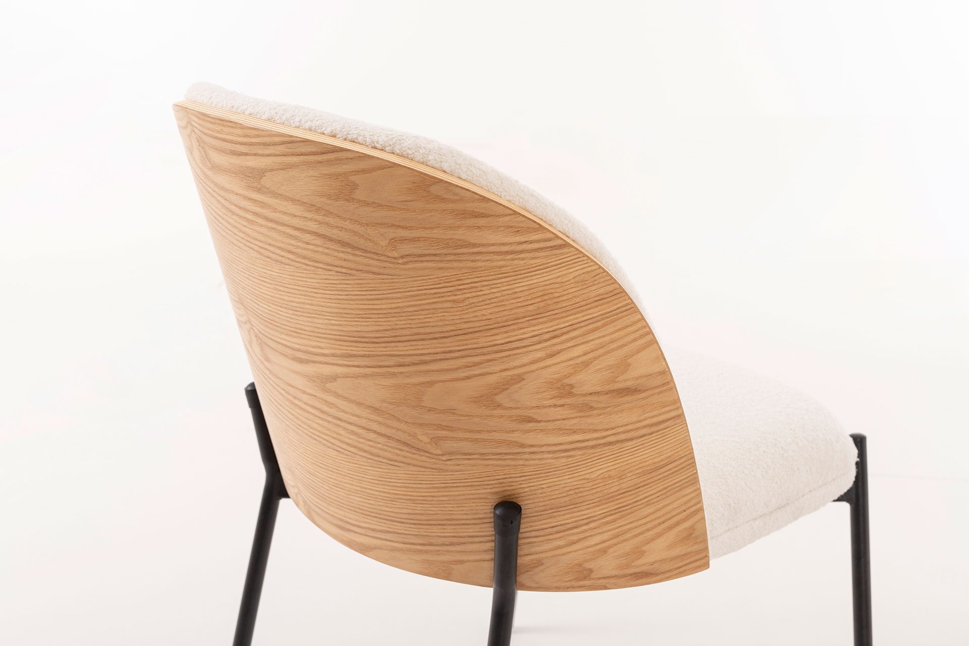 Cadeira Ingrid. Assento em chapa de carvalho curvada, estofada em bouclé branco. 80×51×59 cm - Image 3