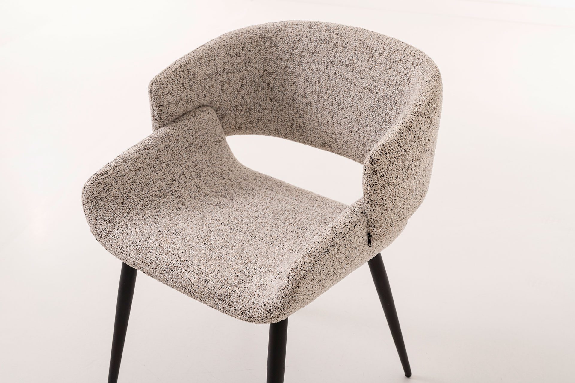 Cadeira Greta. Assento curvado em tecido cinzento. 77×57×60 cm - Image 4