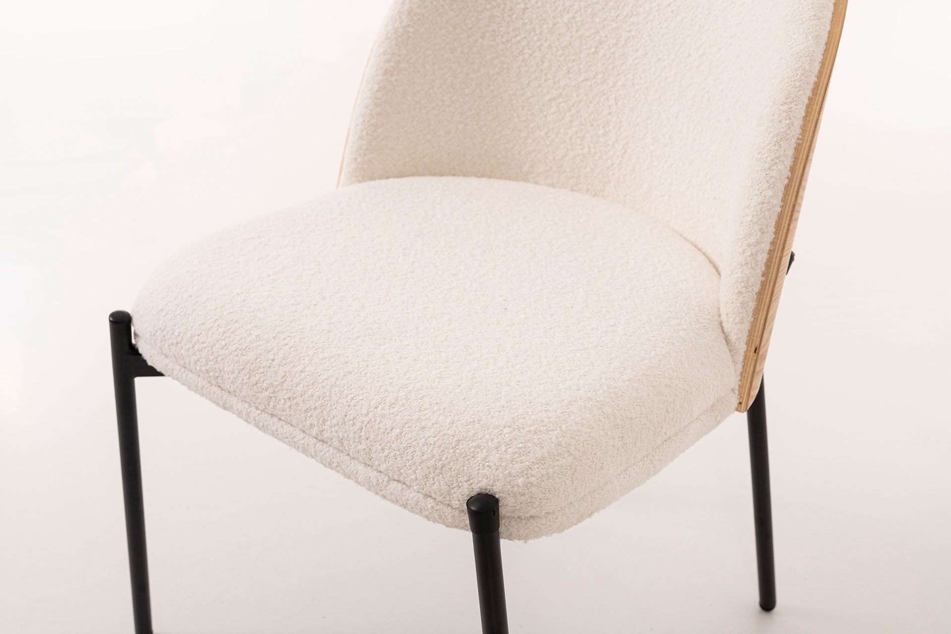 Cadeira Ingrid. Assento em chapa de carvalho curvada, estofada em bouclé branco. 80×51×59 cm - Image 4