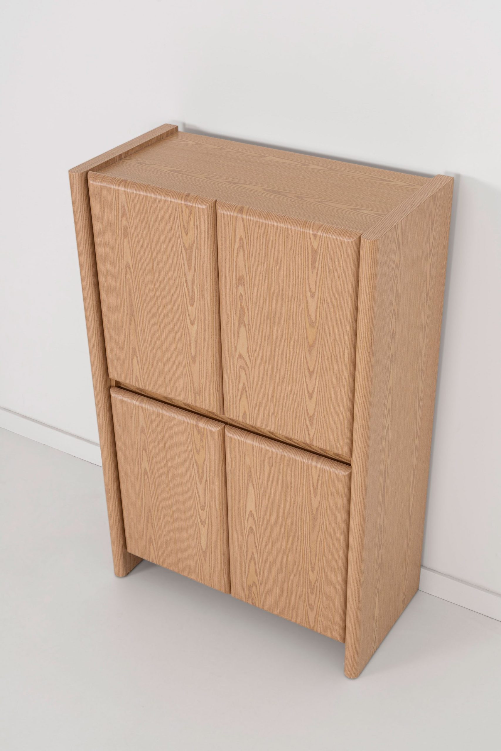 Aparador Gio alto com 4 portas, folheado a carvalho, 90 × 45 × 140 cm - Image 7