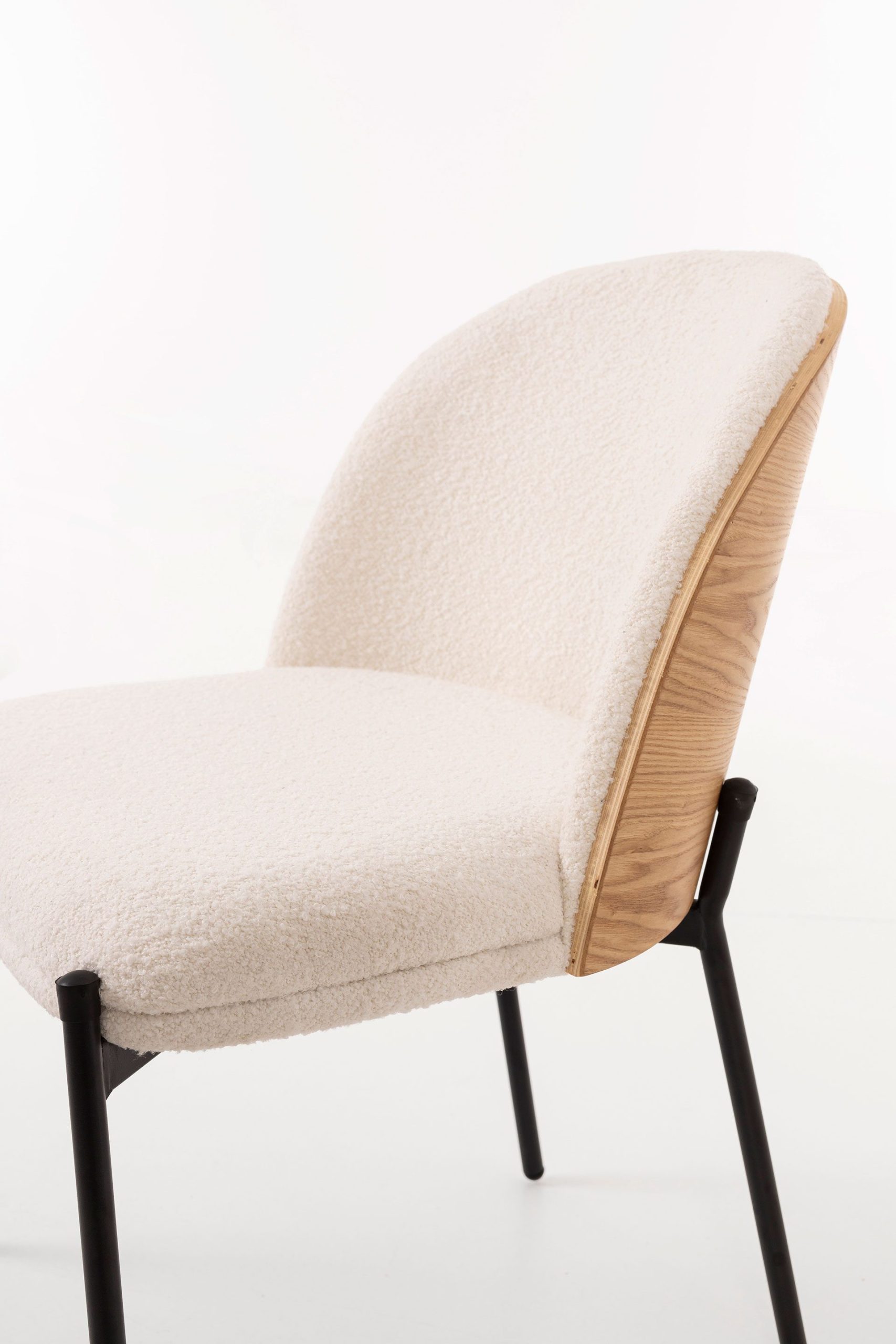 Cadeira Ingrid. Assento em chapa de carvalho curvada, estofada em bouclé branco. 80×51×59 cm - Image 5