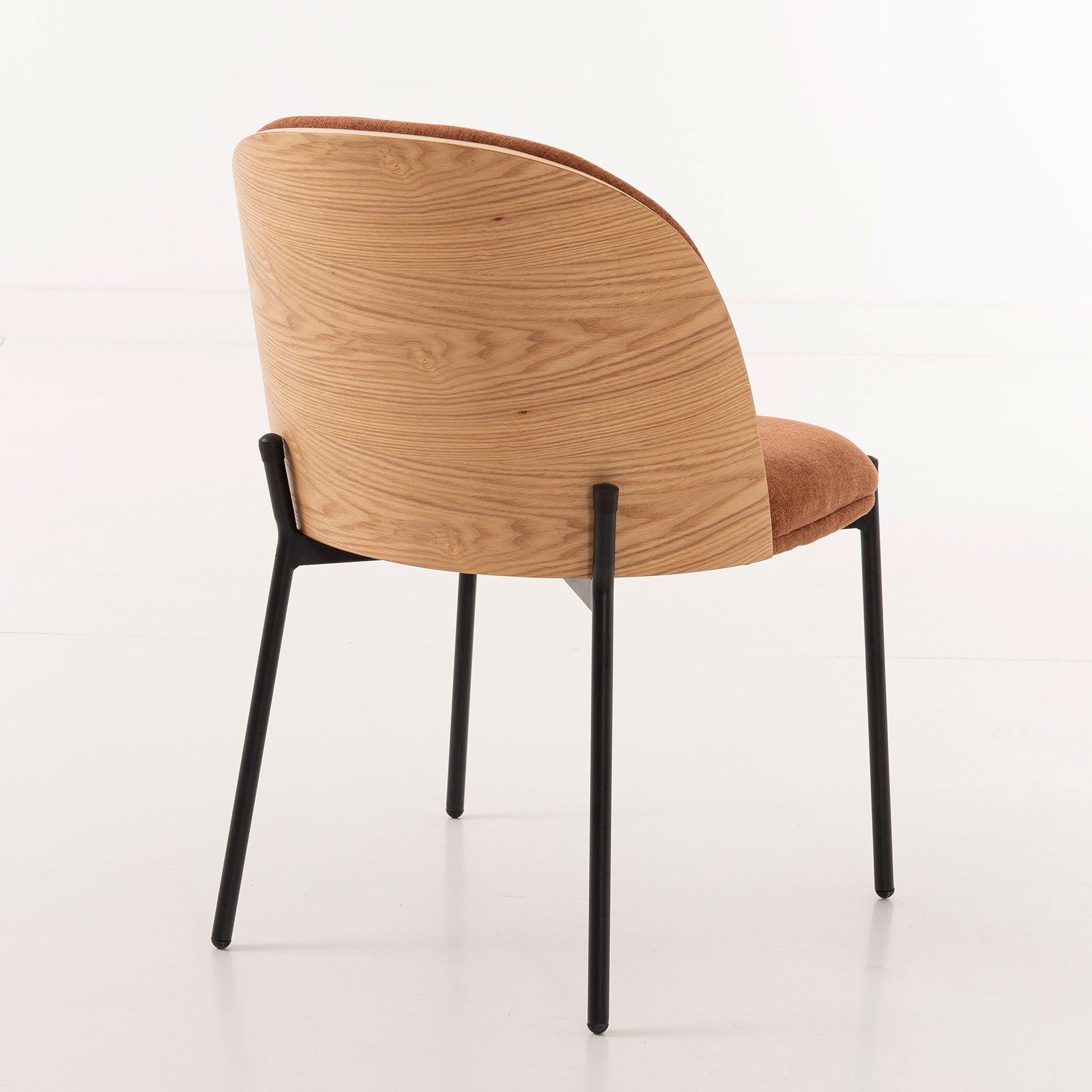 Cadeira Ingrid. Encosto em chapa de carvalho e estofada em cor caldeira. 80×51×59 cm - Image 8