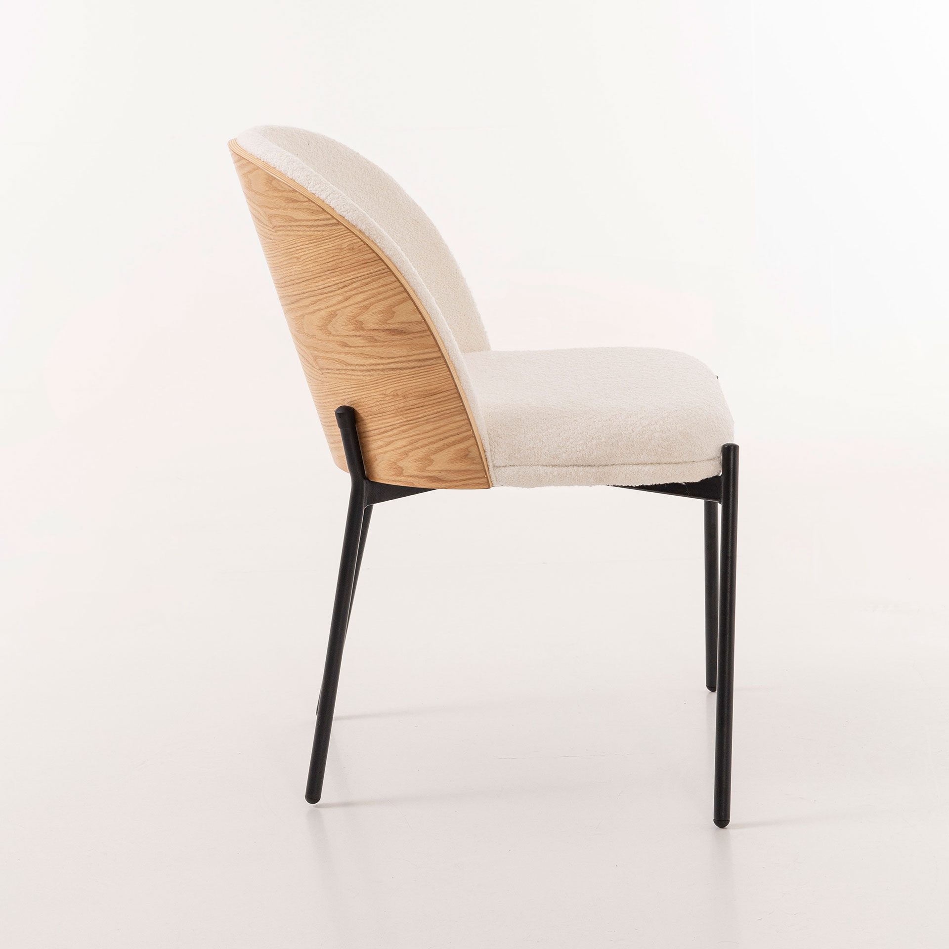 Cadeira Ingrid. Assento em chapa de carvalho curvada, estofada em bouclé branco. 80×51×59 cm - Image 7