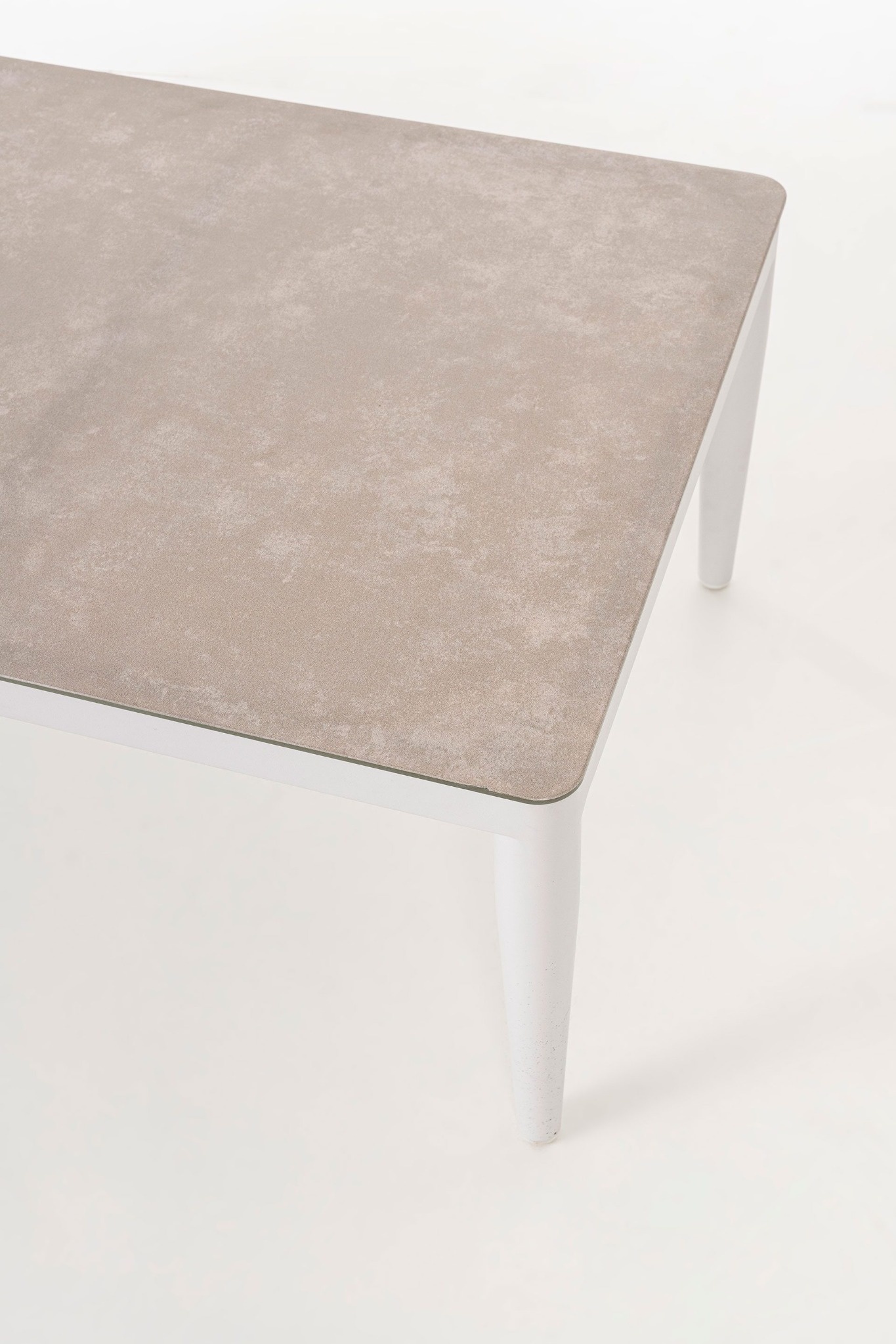 Conjunto de terraço Formentor com estrutura em alumínio branco e assentos em tecido bege - Image 4